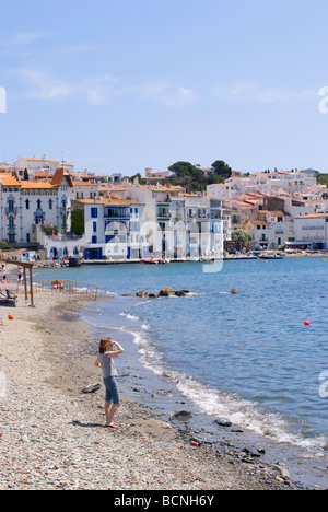 La donna si affaccia al mare presso la bella città costiera di Cadaques Cap de Creus Penisola Catalonia Costa Brava Spagna Espana Foto Stock