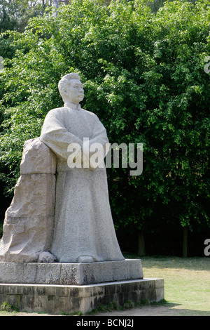 Statua del famoso scrittore cinese Lu Xun, Xiamen University, Xiamen, provincia del Fujian, Cina Foto Stock