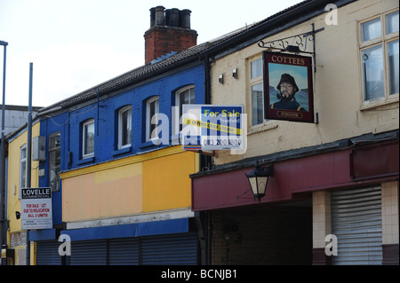 Locali commerciali giacciono vuote nel Freeman street a Grimsby, è utilizzato per essere la città alla principale area dello shopping Foto Stock