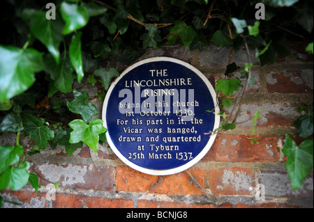 Targa blu al di fuori di St James Church di louth commemorativo del lincolnshire lievitazione che iniziò alla chiesa nel 1536 Foto Stock