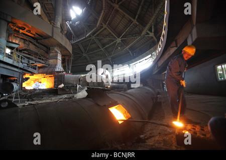 I lavoratori che operano nel mulino di acciaio del gruppo Shougang, Pechino, Cina Foto Stock