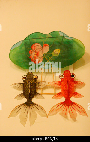 Aquilone con Lotus e doppio goldfish design, il Kite Museum, Weifang, Provincia di Shandong, Cina Foto Stock