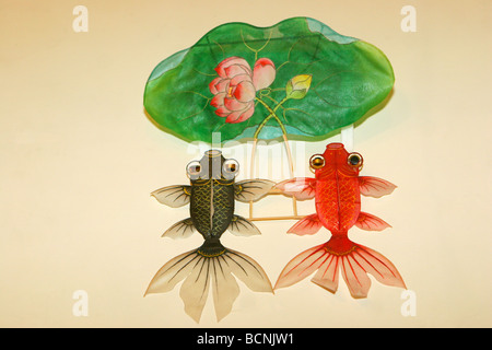 Aquilone con Lotus e doppio goldfish design, il Kite Museum, Weifang, Provincia di Shandong, Cina Foto Stock