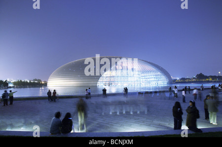 I frequentatori di concerti a fianco della Cina di National Grand Theatre di notte, Pechino, Cina Foto Stock