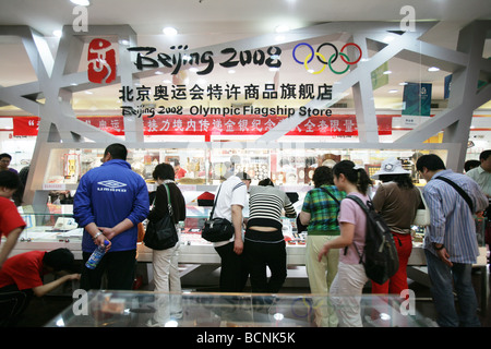 Gli amanti dello shopping l'acquisto di souvenir in 2008 Olympic flagship store a Pechino, Cina Foto Stock