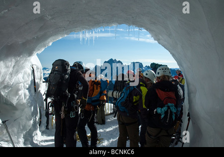 Gli alpinisti preparare per impostare fuori dall'Aiguille du Midi Station sul massiccio del Monte Bianco, Chamonix, Francia Foto Stock