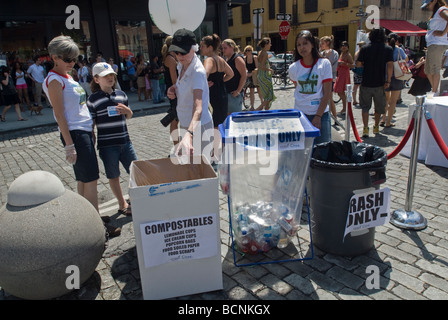 I partecipanti di riciclare le loro cestino all'obiettivo annuale alta linea Street Fair Foto Stock