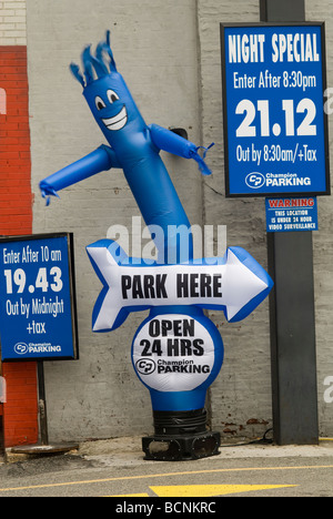 Un gonfiabile dancing figura attrae gli automobilisti a parcheggiare in un parcheggio nei pressi di Times Square a New York Foto Stock