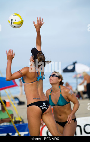 Turno di qualificazione per donna Manhattan Beach AVP pro beach volley torneo. Foto Stock