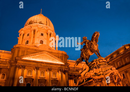 Buda è il Museo del Palazzo Reale sulla Collina del Castello con la statua equestre del principe Eugenio di Savoia a Budapest di notte Foto Stock