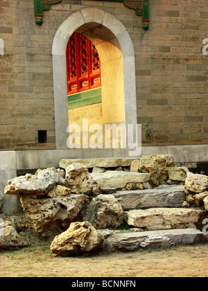 Piccolo cancello laterale al padiglione Wenyuange, la biblioteca imperiale, la Città Proibita di Pechino, Cina Foto Stock