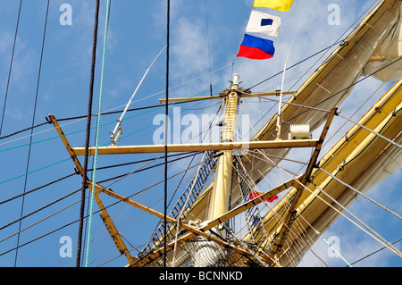 Dettaglio del montante di un tall ship con armamento Foto Stock