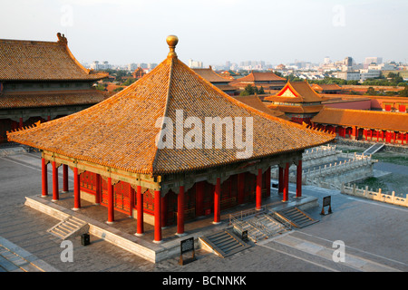 Sala del Centro di armonia e la sala di preservare l'armonia all'alba, la Città Proibita di Pechino, Cina Foto Stock