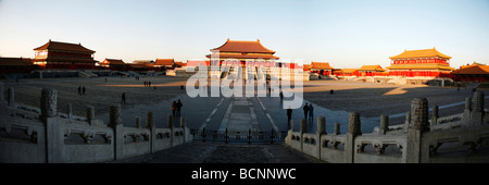 Vista della sala della suprema armonia dalla porta della suprema armonia, la Città Proibita di Pechino, Cina Foto Stock