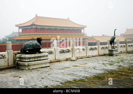 Bronzo tartaruga celeste e rosso-crowned crane nella parte anteriore del padiglione della suprema armonia, la Città Proibita di Pechino, Cina Foto Stock