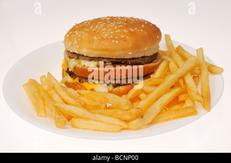 Mcdonalds Big Mac hamburger e patatine sulla piastra bianca Foto Stock