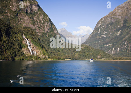 Vista di Milford Sound, Fiordland, nell'Isola Sud della Nuova Zelanda, da crociera turistica barca voce verso l'esterno. Foto Stock