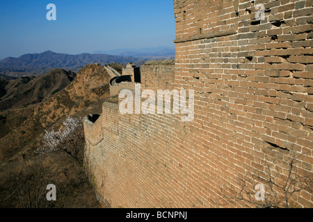 Parete barriera con fori di scatto vicino alla grande torre di Jinshan e piccola torre di Jinshan, Jinshanling Great Wall, nella provincia di Hebei, Foto Stock