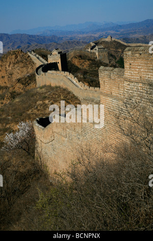 Parete barriera con fori di scatto vicino alla grande torre di Jinshan e piccola torre di Jinshan, Jinshanling Great Wall, nella provincia di Hebei, Foto Stock