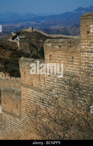 Parete barriera con fori di scatto vicino alla grande torre di Jinshan e piccola torre di Jinshan, Jinshanling Great Wall, nella provincia di Hebei, Foto Stock