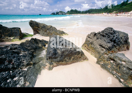 Rosa la spiaggia di sabbia e roccia formazione baia a ferro di cavallo Bermuda Foto Stock