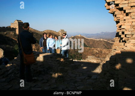 Caucaso e turisti asiatici in posa Yaogou Edificio con torre grande torre di Jinshan e poco Jinshan torre come sfondo, Foto Stock