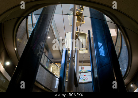 Vista interna dell'edificio del governo metropolitano di Tokyo progettato dal famoso architetto Kenzo Tange nel quartiere di Shinjuku a Tokyo in Giappone Foto Stock