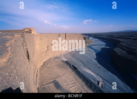 Primo radiofaro torre costruita sul bordo del fiume Taolai, Jiayuguan Città, Provincia di Gansu, Cina Foto Stock