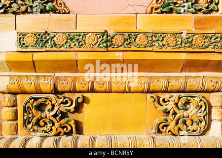 Dettagli di oro e verde smaltato piastrelle decorative sulla parete del palazzo di porta della purezza celeste, la Città Proibita di Pechino, Cina Foto Stock