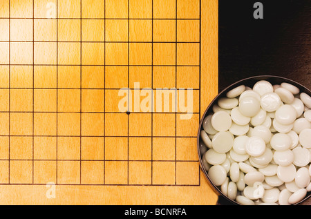 Svuotare Weiqi board e una ciotola di pietre bianche Foto Stock