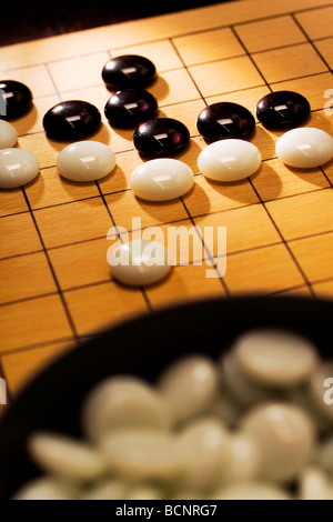 Close up Weiqi scheda di gioco con gioco nella sessione Foto Stock