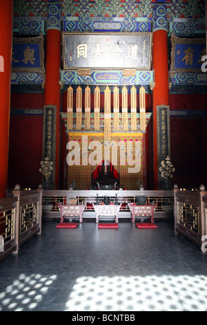 Interno della sala delle grandi conquiste nel tempio di confuciano a Pechino in Cina Foto Stock