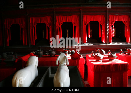 Interno della sala delle grandi conquiste nel tempio di confuciano a Pechino in Cina Foto Stock