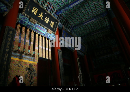 Interno della sala delle grandi conquiste nel tempio di confuciano a Pechino in Cina Foto Stock