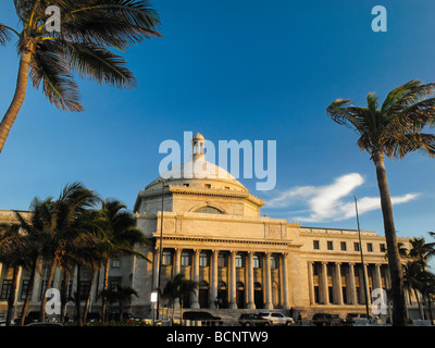 Basso angolo di vista il Puerto Rican Capitol Building San Juan Foto Stock