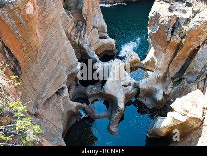 Vista estremamente variopinta Bourke's Luck buche e geologico antica formazione di roccia all'interno Blyde River Canyon del Sud Africa. Foto Stock