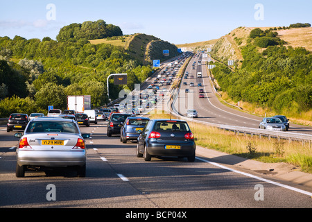 Il traffico in direzione nord sulla autostrada M3 come si taglia attraverso il chalk colline di Twyford Down. Vicino a Winchester. Hampshire. Regno Unito. Foto Stock