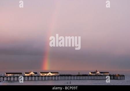 Rainbow oltre il molo Southwold in Suffolk Foto Stock