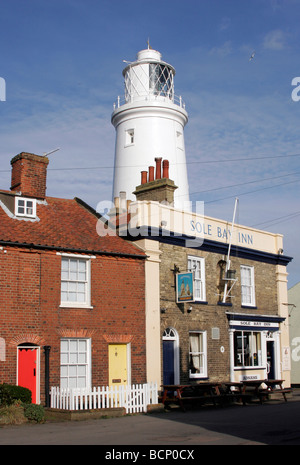 La suola Bay Inn e faro di Southwold in Suffolk Foto Stock