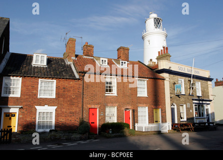 La suola Bay Inn e faro di Southwold in Suffolk Foto Stock