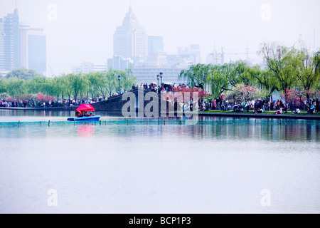 I turisti che visitano Jingdai Ponte sul Baidi Causeway di West Lake, Hangzhou, nella provincia di Zhejiang, Cina Foto Stock