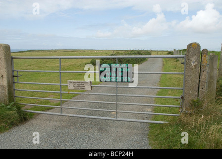 Pembrokeshire Wales porta sul sentiero costiero con cartello autorizzato cacciatori o tiratori saranno perseguiti a norma di legge Foto Stock