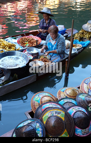 Il Mercato Galleggiante di Damnoen Saduak, nr Bngkok, Thailandia Foto Stock