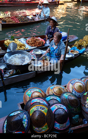 Il Mercato Galleggiante di Damnoen Saduak, nr Bangkok, Thailandia Foto Stock