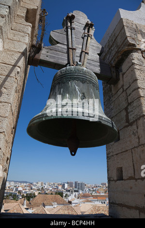 Campanile della chiesa sulla sommità della Catedral da Sé a Faro, Portogallo Foto Stock