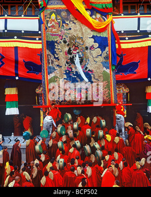 I lama esecuzione rituale durante il Cham cerimonia nel monastero Dongzhulin, Shusong Village, Benzilan quartiere tibetano DiQing Foto Stock