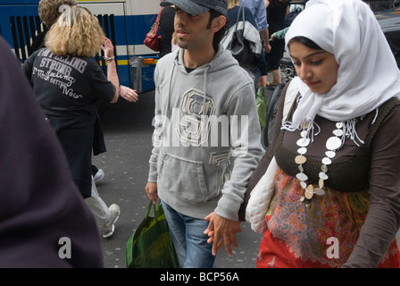 Giovani musulmani alla moda Knightsbridge Londra Regno Unito anni '2009 2000 Inghilterra HOMER SYKES Foto Stock