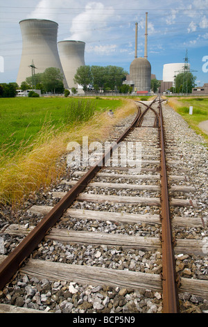 Binario ferroviario a Gundremmingen centrale nucleare in Baviera, Germania. La Kernkraftwerk Gundremmingen. Foto Stock