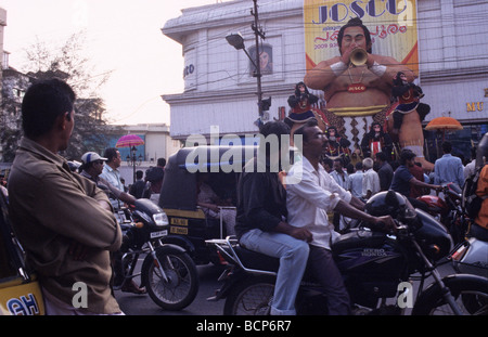 Figura gigantesca sulla facciata negozio durante Thirunakkara Utsavam Festival Kottayam Kerala India Foto Stock