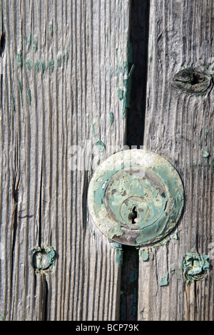 Dettaglio della toppa di chiave su una vecchia porta di legno